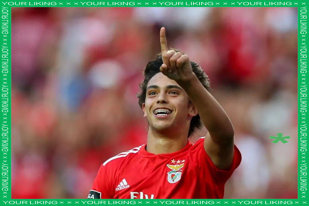 球盟会平台-阿贾克斯球迷现场燃放视频